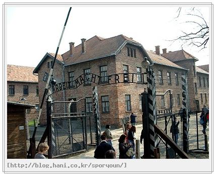 아유슈비츠 정문. 독일어로 'ARBEIT MACHT FREI (일하면 자유로워진다)'라는 문구가 써있다. ⓒ 한겨레 블로그 sporyoun 아유슈비츠 정문. 독일어로 'ARBEIT MACHT FREI (일하면 자유로워진다)'라는 문구가 써있다. ⓒ 한겨레 블로그 sporyoun