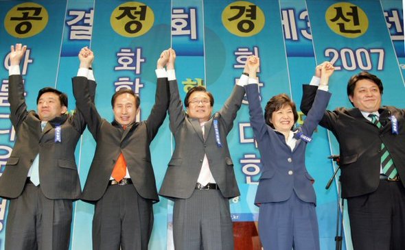 한나라당 원희룡 의원(왼쪽부터), 이명박 전 서울시장, 강재섭 대표(가운데), 박근혜 전 대표, 고진화 의원이 21일 서울 김포공항 스카이시티에서 열린 제3차 전국위원회에서 공정 경선을 다짐하며 손을 맞잡고 있다. (서울=연합뉴스)