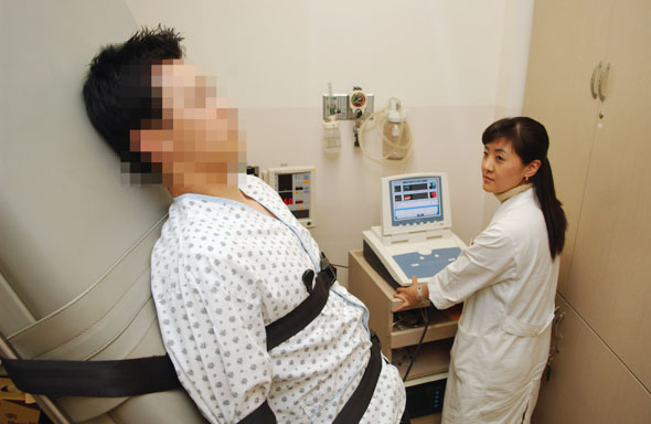 심장의 문제로 실신이 잦은 일부 환자의 경우, 진단과 치료 목적으로 몸의 위치를 수직에서 수평으로 또는 물구나무 선 형태로 바꿔주는 기립경사 검사 및 훈련을 한다. 삼성서울병원 제공