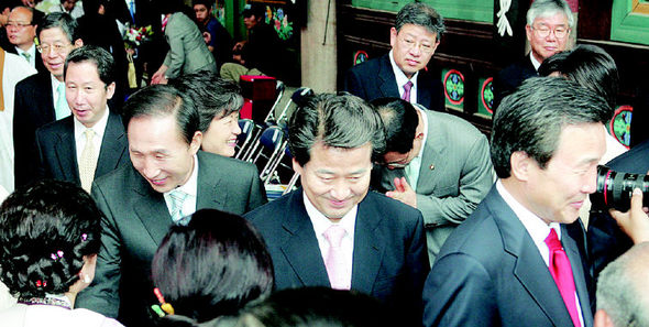24일 서울 조계사에서 봉축법요식을 마친 대선 주자들이 시민들과 인사하며 행사장을 나서고 있다. 손학규 전 경기도지사, 정동영 전 열린우리당 의장, 이명박 전 서울시장, 박근혜 전 한나라당 대표, 김근태 전 열린우리당 의장(오른쪽부터)의 모습이 보인다. 김태형 기자 <A href="mailto:xogud555@hani.co.kr">xogud555@hani.co.kr</A>