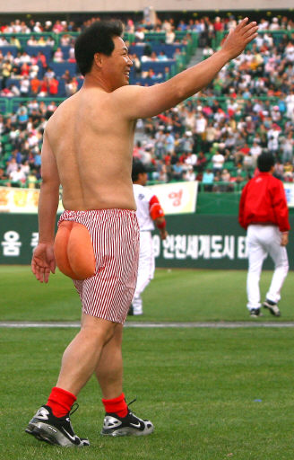 이만수 SK 수석코치가 26일 문학구장에서 열린 KIA와의 경기 클리닝 타임 도중 팬티차림으로 그라운드를 돌고 있다. 이 코치는 “문학구장에 만원관중이 들어차면 팬티만 입고 구장을 돌겠다”고 약속한 바 있다. 인천/연합뉴스