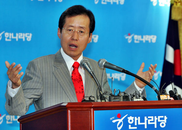 홍준표 한나라당 의원이 27일 오전 서울 염창동 당사에서 대선후보 경선 출마를 선언하는 기자회견을 열고, 이명박 전 서울시장의 경부운하건설정책의 문제점을 지적하고 있다. 김종수 기자 jongsoo@hani.co.kr