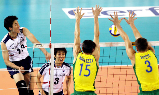27일 천안 유관순체육관에서 열린 2007 월드리그 국제남자배구대회에서 한국 박철우의 강스파이크가 브라질 가로막기에 걸리고 있다. 천안/연합뉴스