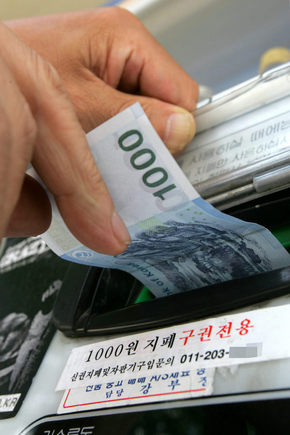 28일 서울 명동의 한 음료자판기가 신권 지폐를 인식하지 못하자 돈을 넣었던 시민이 다시 돈을 빼고 있다. 이정아 기자 <A href="mailto:leej@hani.co.kr">leej@hani.co.kr</A>