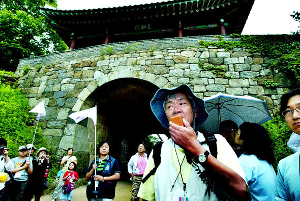 소설가 김훈씨가 29일 경기도 광주시 중부면 산성리 남한산성의 남문 앞에서 인조가 청나라 군에 쫓겨 산성으로 들어 올 때 다급했던 상황을 설명하고 있다. 광주/김명진 기자 littleprince@hani.co.kr