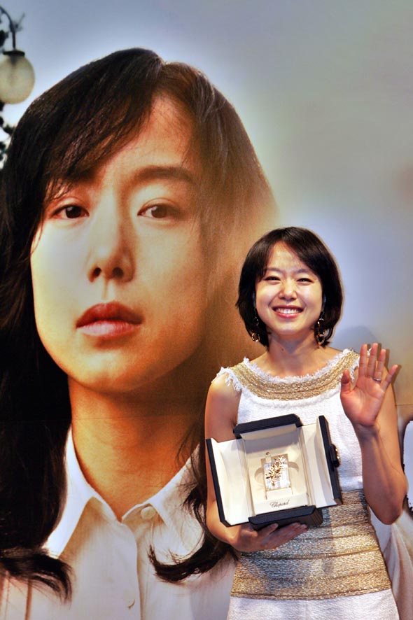 제60회 칸 국제영화제에서 영화 <밀양>으로 여우주연상을 탄 영화배우 전도연씨가 30일 오후 서울 강남 압구정동 씨지브이에서 열린 기자회견에서 수상패를 들고 취재진을 향해 손을 흔들고 있다. 
이종근 기자 <A href="mailto:root2@hani.co.kr">root2@hani.co.kr</A>