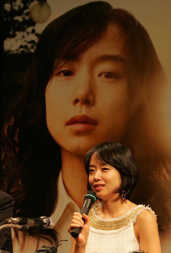 영화배우 전도연씨가 30일 오후 서울 강남 압구정동 씨지브이에서 열린 기자회견에서 기자들의 질문에 답하고 있다. 
이종근 기자 <A href="mailto:root2@hani.co.kr">root2@hani.co.kr</A>