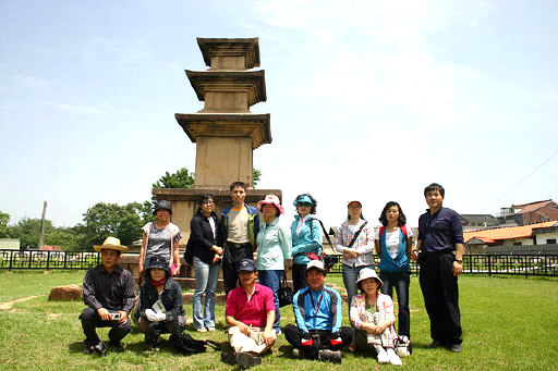 지난 26일 문학기행을 떠난 울산공단문학회 회원들이 국보 34호인 술정리 삼층석탑을 찾았다. 울산공단문학회 제공