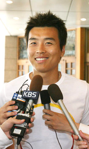 15개월 만에 축구대표팀에 발탁된 이동국(28·미들즈브러)이 31일 대표팀 소집 장소인 서울 그랜드힐튼호텔에 도착해 기자들의 질문에 답하고 있다. 연합뉴스