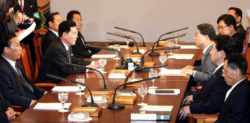 제21차 남북장관급회담의 남북대표들인 이재정 통일부 장관(오른쪽)과 권호웅 북한 내각 책임참사(왼쪽)가 1일 오후 서울 서대문구 홍은동 그랜드힐튼호텔 회의장에서 성과 없이 끝난 회담의 공동보도문을 읽고 있다. 김봉규 기자 <A href="mailto:bong9@hani.co.kr">bong9@hani.co.kr</A>