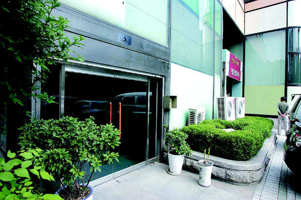 서울 중구 장교동 한화그룹 본사 건물 옆면에 있는 서울경찰청 정보2분실 출입구가 휴일인 3일 굳게 닫혀 있다. 간판을 뗀 흔적만 있을 뿐 현재는 아무런 간판도 붙어있지 않다. 장철규 기자