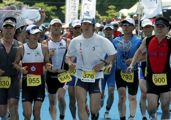   3일 오전 경남 통영시 도남관광단지에서 열린 제16회 통영 아시아 트라이애슬론 선수권대회 동호인부에 참가한 '주몽'의 배우 송일국(376번)이 다른 참가자들과 함께 마지막 코스인 달리기를 하고 있다. (통영=연합뉴스) 진규수 기자  nicemasaru@yna.co.kr/2007-06-03 