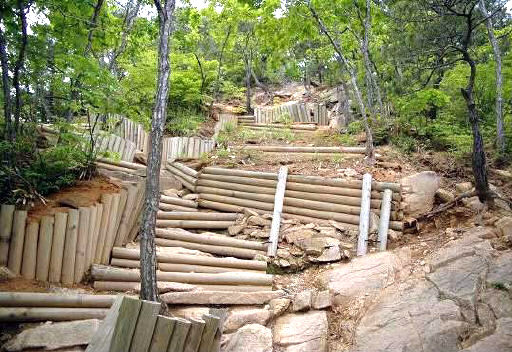 가야산국립공원 안 남산제일봉 탐방로 주변 모습. 등산객들이 탐방로 대신 산사태를 막기 위해 사방공사를 한 곳을 밟고 다니는 바람에 공사구간이 무너져 내리고 있다.  대구환경운동연합 제공