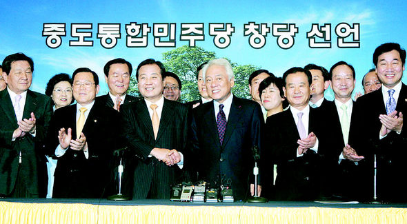 박상천 민주당 대표(앞줄 왼쪽 세번째)와 김한길 중도개혁통합신당 공동대표가  4일 오후 서울 여의도 국회 귀빈식당에서 ‘중도통합민주당’으로의 합당을 선언한 뒤 악수하고 있다. 김종수 기자 jongsoo@hani.co.kr