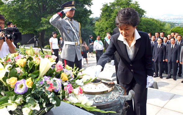 현충일을 앞둔 4일 오후 박근혜 전 한나라당 대표가 서울 동작동 국립현충원을 찾아, 박정희 전 대통령과 육영수씨의 묘소를 참배하고 있다. 연합뉴스