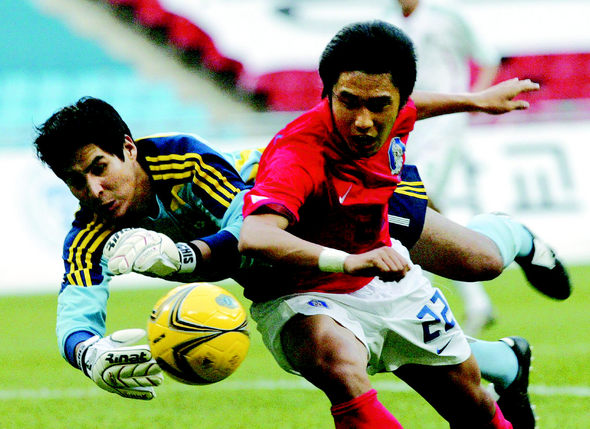 한국 이성재(오른쪽)가 5일 부산 아시아드주경기장에서 열린 2007 부산 국제청소년 축구대회 멕시코 골문 앞에서 슛을 시도하자 골키퍼가 온 몸을 던져 막고 있다. 부산/연합뉴스