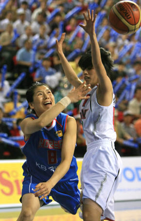 한국 진미정(왼쪽)이 6일 부천 삼산월드체육관에서 열린 FIBA 아시아여자농구선수권에서 일본 유카 야타나베의 수비를 뚫고 슛을 시도하고 있다. 인천/연합뉴스