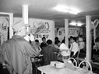  대구시 중구 덕산동 ‘곡주사 할매집’에서 임구호 대구경북민주화운동계승사업회 이사장이 인사말을 하고 있다.
