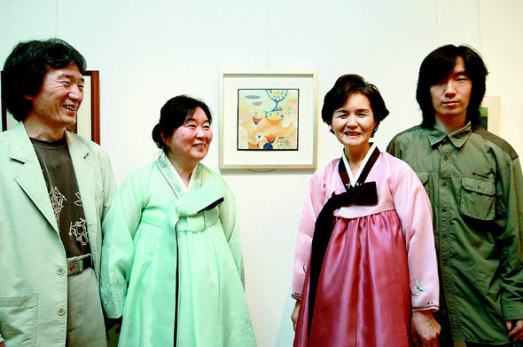 고 김창억 선생의 칠보공예 작품 앞에 함께 선 사위 권영진·딸 김혜숙씨 부부, 딸 김화숙)씨, 권씨 부부의 아들 권형주씨(왼쪽부터) 신소영 기자 viator@hani.co.kr