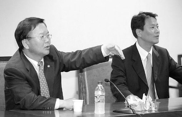 열린우리당 김부겸·임종석 의원이 16명 안팎의 집단탈당을 하루 앞둔 7일 밤 국회 의원회관에서 열린 초·재선 의원 모임에서 참석 의원들에게 앞쪽 자리로 나오라고 손짓하고 있다. 장철규 기자 <A href="mailto:chang21@hani.co.kr">chang21@hani.co.kr</A>