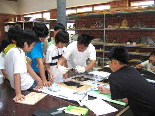 2005년 전북 김제시 성덕면 지평선중학교에 흙집으로 지어진 도예관(미술실)에서 학생들이 미술수업에서 판화를 만들고 있다.