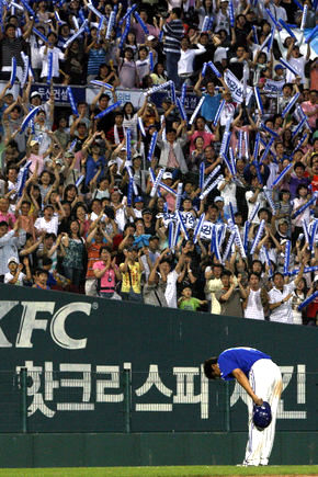 삼성 양준혁이 9일 잠실야구장에서 열린 2007 프로야구 두산과 경기에서 개인통산 2000안타를 달성한 뒤 환호하는 관중에게 허리를 굽혀 인사하고 있다. 이정아 기자 <A href="mailto:leej@hani.co.kr">leej@hani.co.kr</A>