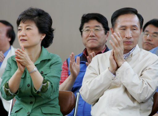 이명박 전 서울시장(오른쪽)과 박근혜 전 한나라당 대표가 9일 경기도 이천 설봉산에서 열린 한나라당 경기도당 등반대회에 참석해 남경필 경기도당위원장의 발언에 박수로 화답하고 있다. 연합뉴스