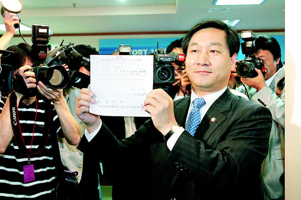 박근혜 한나라당 전 대표의 유정복 비서실장(오른쪽)이 11일 오전 서울 염창동 당사에서 박 전 대표의 대선후보 경선 출마 등록을 마친 뒤 접수서류를 내보이고 있다. 장철규 기자 <A href="mailto:chang21@hani.co.kr">chang21@hani.co.kr</A>