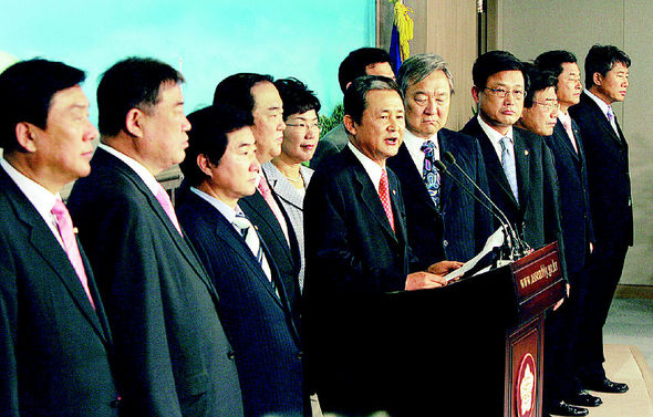 열린우리당 의원 16명이 집단 탈당을 선언한 15일 서울 여의도 국회 브리핑룸에서 김덕규 전 국회 부의장이 탈당 선언서를 읽고 있다. 김종수 기자 <A href="mailto:jongsoo@hani.co.kr">jongsoo@hani.co.kr</A>