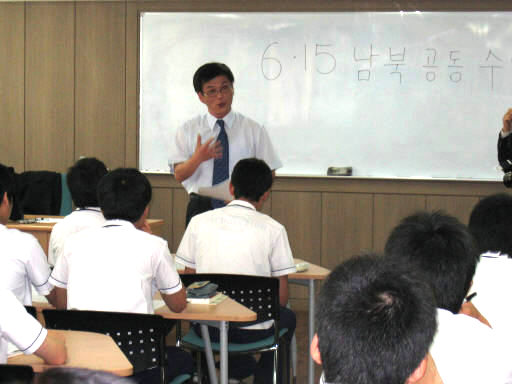 19일 군산동고 김형근 교사가 현직에서 마지막이 될지도 모르는 통일수업을 공개적으로 진행하고 있다.  박임근 기자 pik007@hani.co.kr