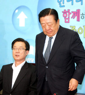 안강민 한나라당 검증위원장이 21일 오후 국회 대표최고위원실에서 열린 강재섭 대표와 박관용 경선위원장과의 3자 회동에 참석해 자리에 앉고 있다. 김태형 기자 <A href="mailto:xogud555@hani.co.kr">xogud555@hani.co.kr</A>