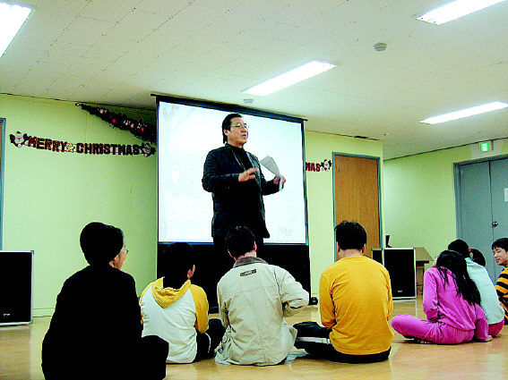 청주대 공연영상학부 김경식 교수가 충주 성심 맹아원을 찾아 영화를 보고 느끼는 법을 말하고 있다. 청주대 제공