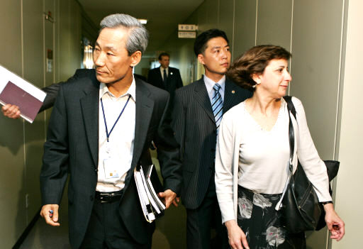 21일 오전 서울 도렴동 외교통상부에서 김종훈 한국 수석대표와 웬디 카틀러 미국 수석대표가 회의실로 향하고 있다. 사진공동취재단