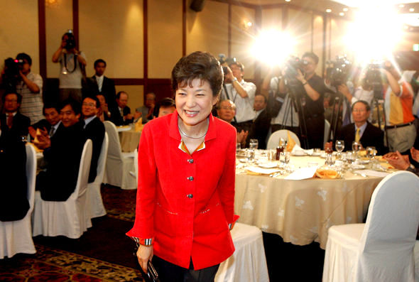 박근혜 전 한나라당 대표가 22일 오후 서울 여의도 63빌딩에서 열린 한국방송기자클럽 초정 강연회에 참석해 연단으로 오르고 있다. 김종수 기자 jongsoo@hani.co.kr