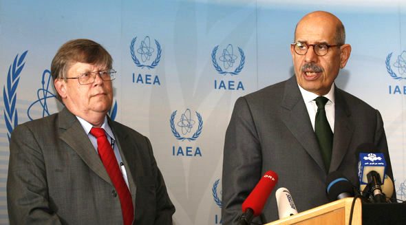 올리 하이노넨 국제원자력기구(IAEA) 사무차장(왼쪽)이 모하메드 엘바라데이 사무총장과 함께 빈의 국제원자력기구 본부에서 22일 기자들의 질문에 답하고 있다. 하이노넨 사무차장 등 4명의 국제원자력기구 대표단은 26일 평양에 도착한다. 빈/AFP 연합 
