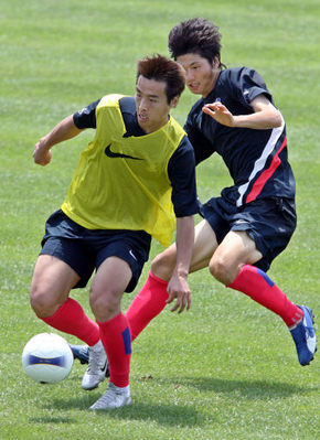 29일 이라크 평가전을 앞둔 한국 축구대표팀 이동국이 24일 서귀포시 강창학구장에서 열린 연습경기에서 수비수를 등지고 드리블하고 있다. 제주/연합뉴스
