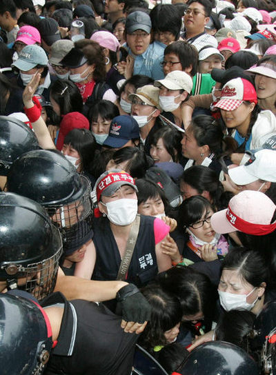 비정규직법 시행을 일주일 앞둔 24일 오후 서울 잠원동 뉴코아 강남점 들머리에서 ‘뉴코아·이랜드 공동투쟁본부’ 소속 노조원들이 매장 진입을 시도하며 경찰과 격렬한 몸싸움을 벌이고 있다. 이들은 회사 쪽이 비정규직 계산원을 대거 계약해지한 데 반발해 파업을 벌여오다 이날 회사가 용역업체 대체인력을 투입하자 매장 진입을 시도했다. 김진수 기자 <A href="mailto:jsk@hani.co.kr">jsk@hani.co.kr</A>