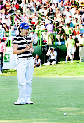 <b>‘우승홀’ 바로 앞에서 멈춰선 공 </b>김인경이 25일(한국시각) 웨그먼스 LPGA 4라운드 18번홀 그린에서 2m 거리의 파파팅을 놓친 뒤 공을 쳐다보며 허탈한 표정을 짓고 있다. 피츠퍼드/AFP 연합