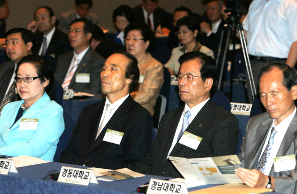 한국대학교육협의회 창립 기념 국제 세미나가 열린 28일, 서울 삼성동 그랜드인터컨티넨탈 호텔에서 대학 총장들이 이장무 회장(서울대 총장)의 개회사를 듣고 있다. 김진수 기자 jsk@hani.co.kr