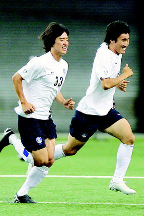 20살 이하 청소년축구대표팀 송진형(왼쪽)과 신광훈이 29일 오전(한국시각) 캐나다 몬트리올 올림픽스타디움에서 밝은 표정으로 달리기를 하고 있다. 몬트리올/연합뉴스