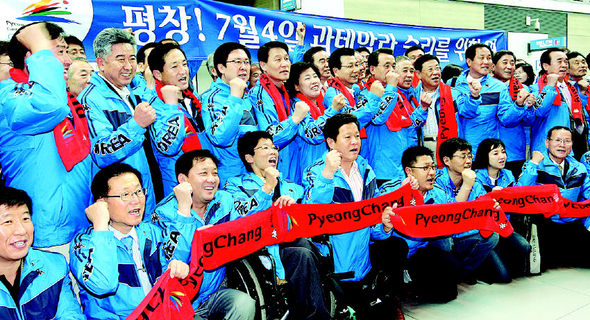 ‘2014 평창 겨울올림픽 유치위원단’이 29일 오전 인천공항에서 제119차 국제올림픽위원회(IOC) 총회가 열리는 과테말라로 떠나기 앞서 유치전 승리를 다짐하며 파이팅을 외치고 있다. 개최지는 국제올림픽위원회 위원들의 투표를 거쳐 7월5일 오전 8시(한국시각) 최종 발표된다. 인천공항/김명진 기자 <A href="mailto:littleprince@hani.co.kr">littleprince@hani.co.kr</A> 