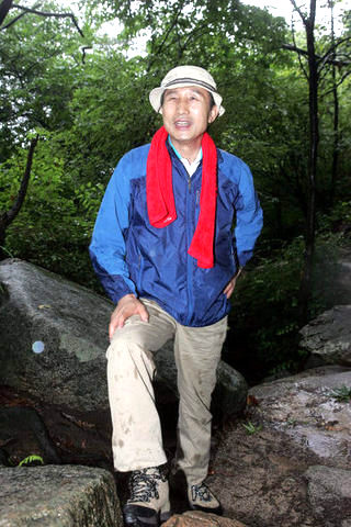이명박 한나라당 경선 후보가 1일 오전 서울 북한산에 오르며 승가사 인근 약수터에서 잠시 쉬고 있다. 캠프 인사, 출입기자들과 함께 북한산 등반에 나선 이 후보는 “지난 한달 동안 검증 파고를 겪었고, (검증 국면은) 앞으로도 한달 쯤 더 갈 것”이라면서 “상대가 어떻게 나오든 무대응 원칙을 지켜나가겠다”고 말했다. 김태형 기자 xogud555@hani.co.kr