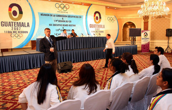 119차 국제올림픽위원회(IOC) 총회 관계자들이 30일(현지시각) 총회장인 과테말라시티 웨스틴카미노호텔에서 막바지 행사장 점검을 하고 있다. 과테말라시티/연합뉴스