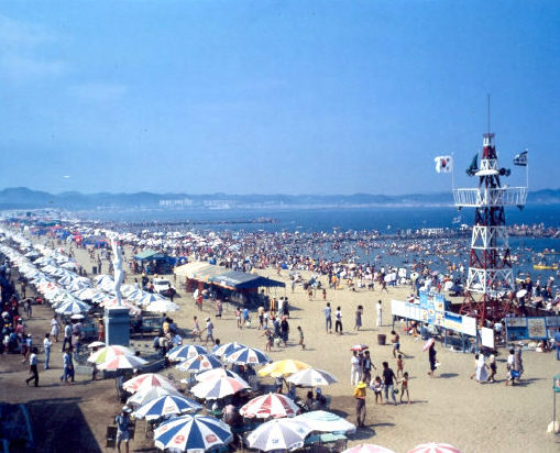 1970년대말∼80년대 초 인파로 넘쳐났던 포항 송도해수욕장의 모습. 포항시 제공