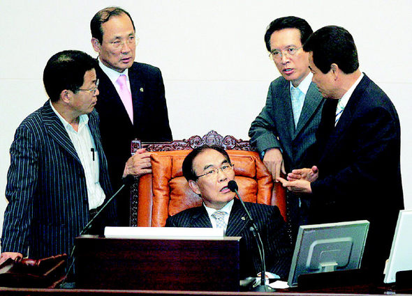 임채정 국회의장(가운데)과 최용규 중도통합민주당(왼쪽부터), 장영달 열린우리당, 김형오 한나라당, 천영세 민주노동당 원내대표가 2일 국회 본회의에서 ‘한-미자유무역협정(FTA) 체결 대책 특별위원회 활동기간 연장건’ 의결을 앞두고 의견을 조율하고 있다. 민주노동당 의원들은 지난 달 말에 이미 해소된 특위에 대해 재구성안이 아닌 연장안을 놓고 표결로 결정하는 것에 반대해 표결 전 본회의장을 떠났다. 김태형 기자 xogud555@hani.co.kr