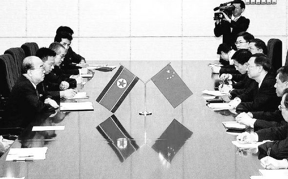 김정일 북한 국방위원장(맨 오른쪽)이 3일 양제츠 부장을 비롯한 중국 외교부 관계자들과 환담하고 있다. 평양/신화 연합