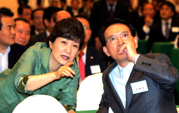 박근혜 한나라당 경선 후보가 4일 오후 서울 양재동 교육문화회관에서 열린 국회의원 및 당원협의회 운영위원장 연석회의에서 김형오 원내대표에게 연단을 가리키며 뭔가를 물어보고 있다. 김종수 기자 jongsoo@hani.co.kr