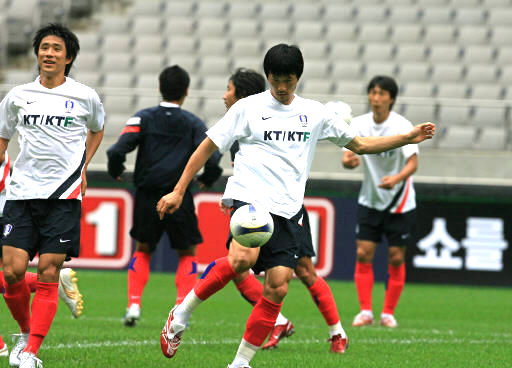 한국 축구대표팀 공격수 조재진이 4일 서울월드컵경기장에서 슈팅 훈련을 하며 골감각을 끌어올리고 있다.연합뉴스