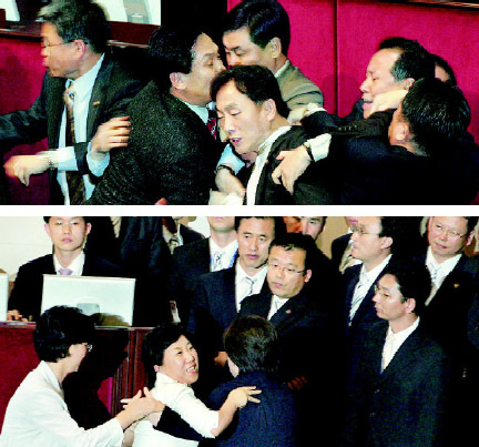 <b>1년반새 상대 바뀐 몸싸움</b> 2005년 12월 사학법 개정안 통과 당시 정봉주 열린우리당 의원(가운데)이 국회 본회의에서 제안설명을 시작하자, 한나라당 의원들이 정 의원을 몸으로 밀치며 막고 있다.김진수 기자 <A href="mailto:jsk@hani.co.kr">jsk@hani.co.kr</A> / 지난 3일 밤 사학법 재개정안이 통과될 때 이은영 열린우리당 의원이 제안설명을 하려다가 민주노동당 최순영, 심상정 의원의 제지를 받으며 밀쳐지고 있다. 
김종수 기자