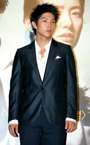 연기로 승부하는 이준기 - 5일 오후 용산CGV에서 열린 영화 ‘화려한 휴가’(감독 김지훈,제작 기획시대) 기자시사회 및 간담회에서 주연배우 이준기가 포즈를 취하고 있다.  (연합뉴스)